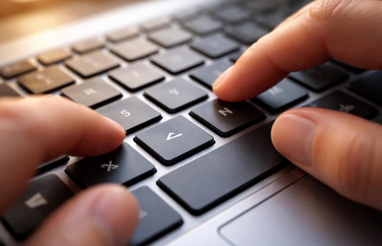 découvrez des astuces pratiques pour taper rapidement les signes inférieur () sur votre clavier.